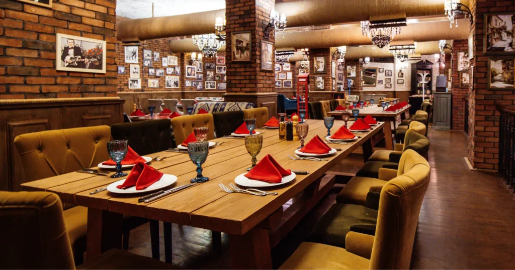 Kleine gebaren, grote betekenis: wat stoelen terugduwen zegt over iemands karakter