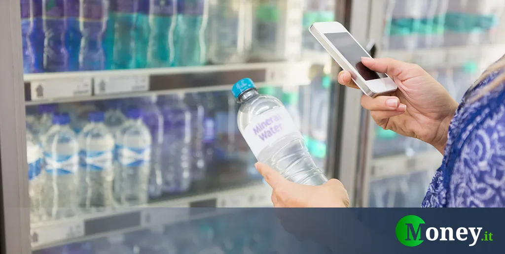 Plasticflessenwater: een verborgen bron van microplastics