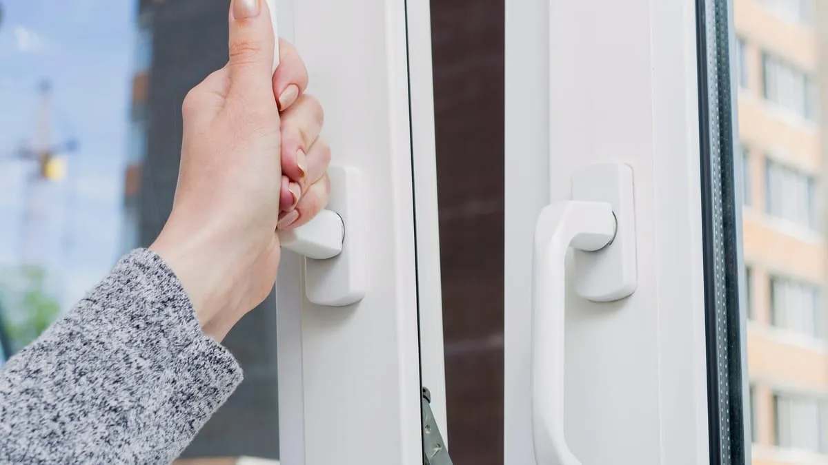 Schimmelgevaar in de winter: liever niet met het raam open slapen